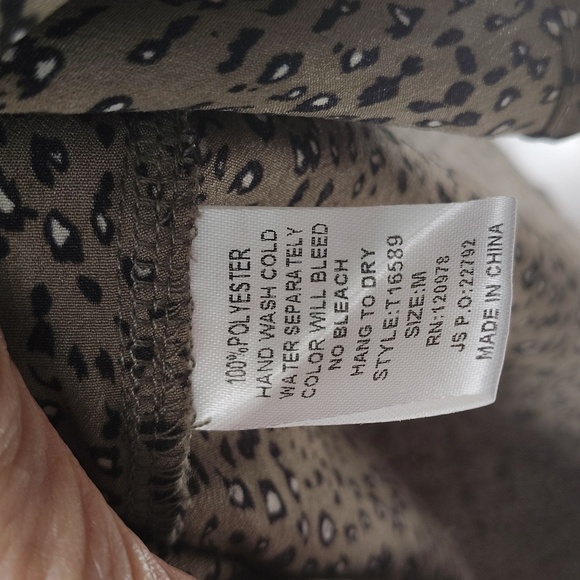 Entro Blouse Size Medium Oversized Relaxed Mixed Material Long Sleeve Leopard - Picture 3 of 4